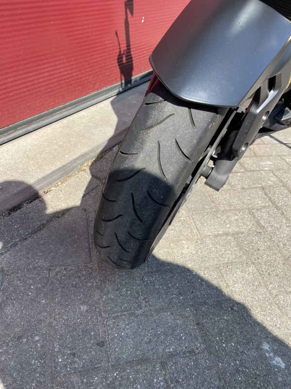 Suzuki GSR 750 ABS Lichte schade lage tellerstand - Afbeelding 13
