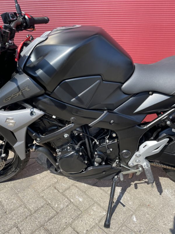 Suzuki GSR 750 ABS Lichte schade lage tellerstand - Afbeelding 6