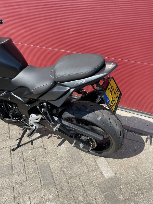 Suzuki GSR 750 ABS Lichte schade lage tellerstand - Afbeelding 8