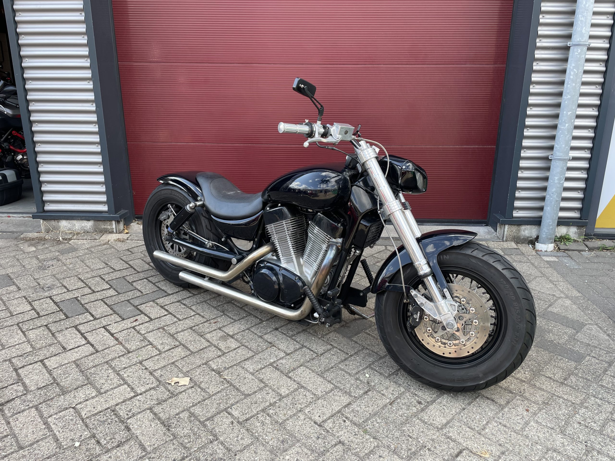 Suzuki VS 1400 Intruder Custom 230 achterwiel en 170 voorwiel